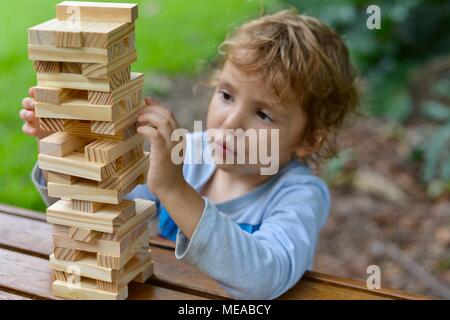 Mignon enfant jouant avec des blocs de construction et le développement de la motricité fine et de la résolution de problèmes, Townsville QLD, Australie Banque D'Images