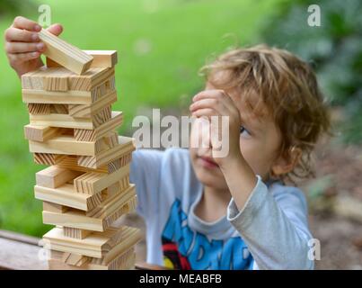 Mignon enfant jouant avec des blocs de construction et le développement de la motricité fine et de la résolution de problèmes, Townsville QLD, Australie Banque D'Images