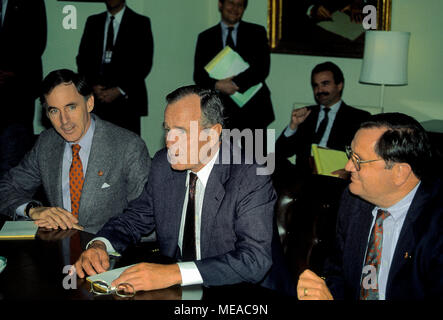 Washington DC, USA, le 2 octobre 1990, le président George H. W. Bush se réunit dans la salle du cabinet de la Maison Blanche avec les membres du congrès GOP à tordre les bras pour s'entendre sur un projet de loi budgétaire Banque D'Images