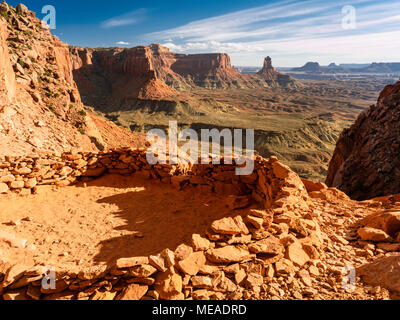 Vue sur False Kiva, une vieille construction Anasazi c'est aurait été une installation pour des cérémonies religieuses. Canyonlands National Park, près de Moab, Uta Banque D'Images