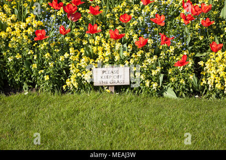 Ne pas marcher sur l'herbe. Banque D'Images