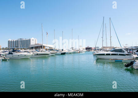 Voiliers et yachts de croisière à la marina, Vilamoura, Algarve, Portugal. Banque D'Images