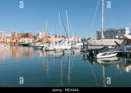Voiliers et yachts de croisière à la marina, Vilamoura, Algarve, Portugal. Banque D'Images