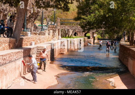 Les travailleurs du Conseil portugais algues clair de l'eau de source chauffée à l'alté, Algarve, Portugal. Banque D'Images