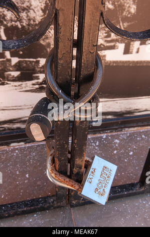 Sécurisation d'un cadenas à la porte. Banque D'Images