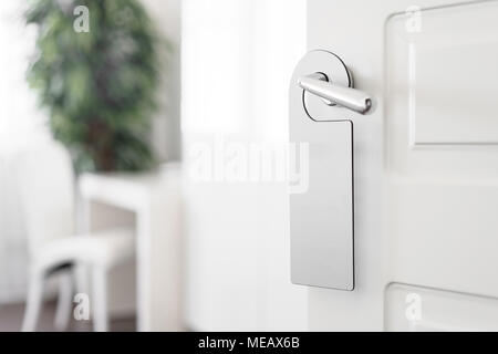 Bouton de porte avec étiquette vide sur une poignée de porte pour votre texte. Maquette flyer blanche vide accrocher sur la poignée de la porte. Notice sur la poignée d'entrée de conception. Ne pas déranger. Chambre d'hôtel clair blanc manteau. Banque D'Images