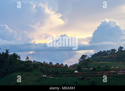 Coucher du soleil sur la montagne spectaculaire de petits chalets près du village de Moncham, Thaïlande Banque D'Images