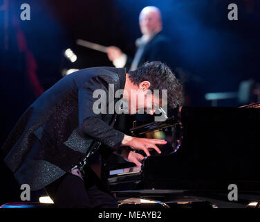 Jamie Cullum effectue au Royal Albert Hall à Londres au cours d'un concert de stars pour célébrer le 92e anniversaire de la Reine. Banque D'Images