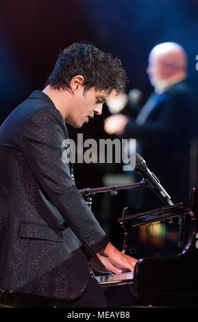 Jamie Cullum effectue au Royal Albert Hall à Londres au cours d'un concert de stars pour célébrer le 92e anniversaire de la Reine. Banque D'Images