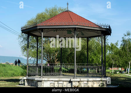 NIS, Serbie - Avril 2018 : Les petites maisons au toit rouge métal in park Banque D'Images