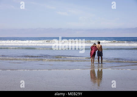 Jeune couple insouciant passant du temps ensemble d'une plage. Banque D'Images