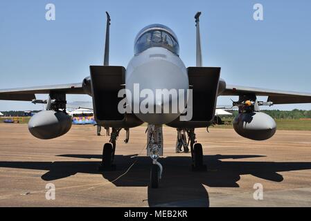 Une armée de l'air F-15 Eagle fighter jet sur une piste à Columbus Air Force Base. Ce F-15 appartient à la Louisiane Air National Guard's 59e Escadre de chasse. Banque D'Images