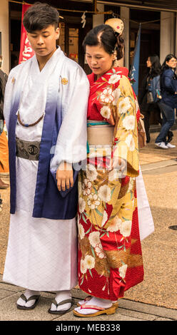 Mesdames et les hommes portant des Kimono japonais emblématique autour de la zone de l'Asakusa Kannon un temple bouddhiste à Tokyo au Japon. Banque D'Images