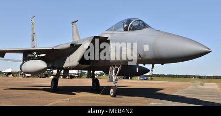 Une armée de l'air F-15 Eagle fighter jet sur une piste à Columbus Air Force Base. Ce F-15 appartient à la Louisiane Air National Guard's 59e Escadre de chasse. Banque D'Images