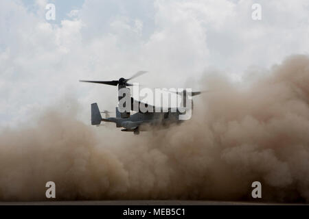 180402-M-IZ659-0040 DJIBOUTI, Djibouti (2 avril 2018) U.S. Marine Corps MV-22B Osprey moyennes tilt-rotor basculant, affecté à l'Escadron 162 Moyen Tilt-Rotor Marine renforcé (VMM-162), 26e Marine Expeditionary Unit (MEU), quitte après avoir déposé les Marines américains et les marins, le 2 avril 2018. La 26e MEU trains pour soutenir la préparation à l'expéditionnaire dans un éventail de capacités critiques sur mer comme à terre afin d'être prêt à répondre aux crises dans la 5e flotte américaine Zone d'opérations. (U.S. Marine Corps photo par le Cpl. Santino D. Martinez/libérés) Banque D'Images