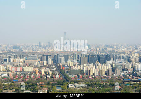 Vue sur Pékin à l'est de la tour de la télévision centrale de Chine, Beijing, Chine, avec la Chine dans le premier tour Zun CDB dans la distance Banque D'Images