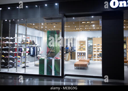 CHIANG MAI, THAÏLANDE - 19 avril 2018 : Boutique Onitsuka Tiger. Boutique à l'intérieur de Central Festival Chiangmai. Entreprise moderne Plaza à Chiangmai. Banque D'Images