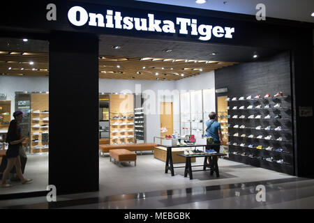 CHIANG MAI, THAÏLANDE - 19 avril 2018 : Boutique Onitsuka Tiger. Boutique à l'intérieur de Central Festival Chiangmai. Entreprise moderne Plaza à Chiangmai. Banque D'Images