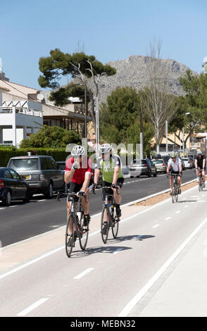 Port de Pollença, Majorque, Espagne. En 2018. Cyclistes de la route le long de la mer qui a deux voies cyclables. Banque D'Images