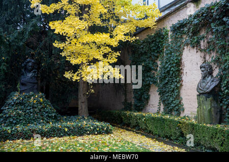 Statue de Ludwig van Beethoven sur la maison de Beethoven, le berceau du grand compositeur, Bonn, Rhénanie du Nord-Westphalie, Allemagne. Banque D'Images