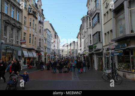 Les touristes affluent au centre-ville de Bonn, Rhénanie du Nord-Westphalie, Allemagne. Banque D'Images