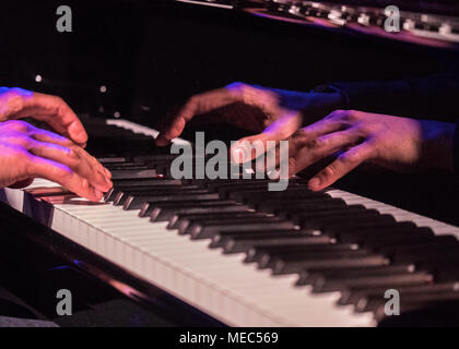 Assez proche du jazz. Un gros plan d'un pianiste de jazz jouant les mains. Banque D'Images