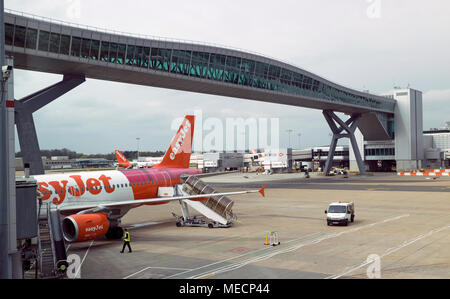 L'aéroport de London Gatwick, Surrey, UK 2018. Airbridge passager, les avions passent au-dessous et les passagers contre des bornes plus haut groun Banque D'Images