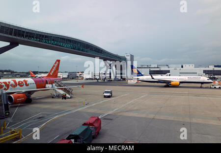 L'aéroport de London Gatwick, Surrey, UK 2018. Airbridge passager, les avions passent au-dessous et les passagers contre des bornes plus haut groun Banque D'Images