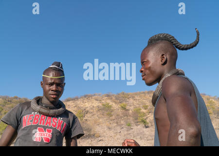 Les Himba Namibie-, jeune homme à la coiffure traditionnelle Banque D'Images