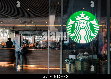 Bangkok, Thaïlande - 20 Avril 2018 : le logo de Starbucks en face de la boutique. Banque D'Images