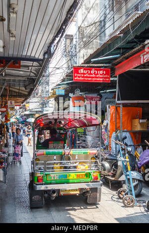 Un tuk tuk fait son chemin le long de l'Étroit Sampeng Lane, Chinatown, Bangkok, Thaïlande. Banque D'Images