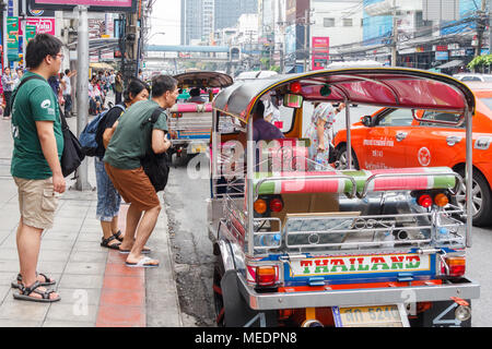 Les touristes en négociation avec les tuk tuk driver, Petchaburi Road, Bangkok, Thaïlande Banque D'Images