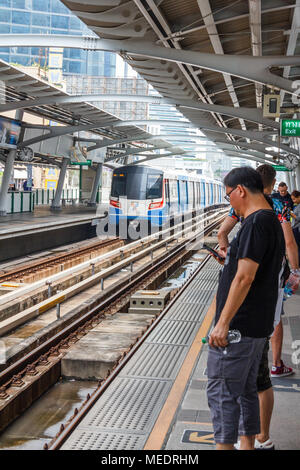 Les gens qui attendent sur la plate-forme pour l'Aérotrain, Nana, Bangkok, Thaïlande Banque D'Images