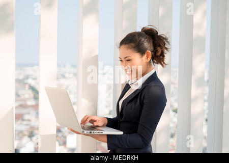 Un tir de businesswoman working on her laptop outdoor Banque D'Images