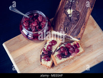 En gâteau au chocolat accompagné de remplissage avec sweet cherry en tête au sirop. Banque D'Images