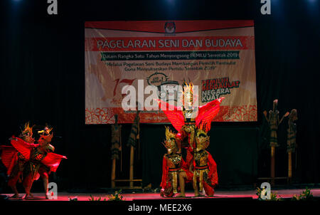 Bogor, Indonésie. Apr 21, 2018. L'artiste indonésien effectuer 'danse Garuda' au cours de la socialisation de l'élection en 2019 Kemuning Gading, Bogor, Indonésie. Manifestations culturelles organisées simultanément dans toute l'Indonésie. Credit : Adriana Adinandra/Pacific Press/Alamy Live News Banque D'Images