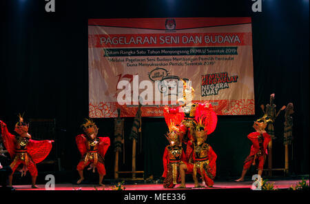 Bogor, Indonésie. Apr 21, 2018. L'artiste indonésien effectuer 'danse Garuda' au cours de la socialisation de l'élection en 2019 Kemuning Gading, Bogor, Indonésie. Manifestations culturelles organisées simultanément dans toute l'Indonésie. Credit : Adriana Adinandra/Pacific Press/Alamy Live News Banque D'Images