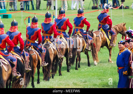 Oulan-bator, Mongolie - Juillet 11, 2010 : équitation affichage à l'Naadam Cérémonie d'au stade sportif national. Banque D'Images