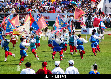 Oulan-bator, Mongolie - Juillet 11, 2010 : les couleurs de l'image au Naadam Cérémonie d'au stade sportif national. Banque D'Images