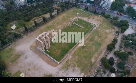 Vue aérienne du Temple de Zeus à Olympie et Athènes dans la partie moderne de la ville Banque D'Images