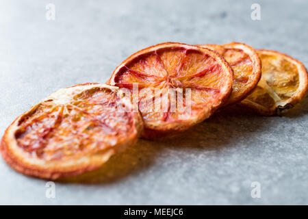 Tranches de fruits orange rouge séché prêt à manger. L'alimentation biologique. Banque D'Images