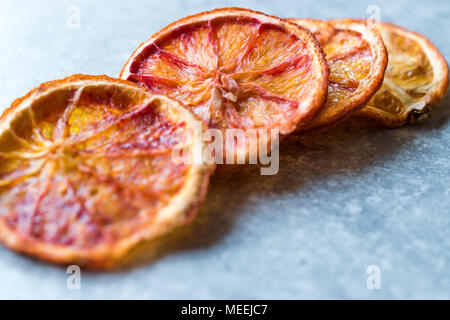 Tranches de fruits orange rouge séché prêt à manger. L'alimentation biologique. Banque D'Images