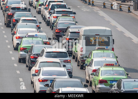 Chengdu, province du Sichuan, Chine - 18 Avril 2018 : deux voies de circulation automobile dans une grande avenue Banque D'Images