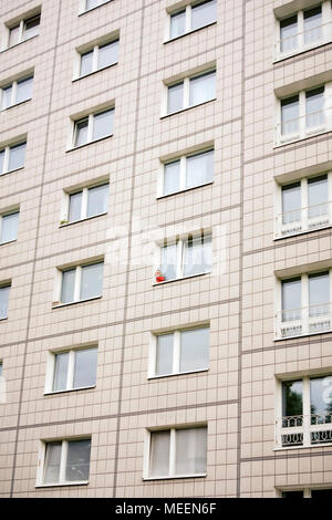Un pot rouge sur un bloc appartement socialiste sur la Karl Marx Allee boulevard de Berlin Allemagne UE. Banque D'Images