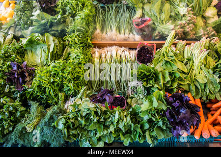 Légumes verts à jardiniers / supermarché Banque D'Images