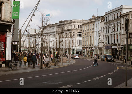 13 avril 2018, Cork, Irlande - les gens du shopping sur la rue Patrick, la rue principale de la ville pour les magasins, artistes de rue, des restaurants, et animation de la ville Banque D'Images