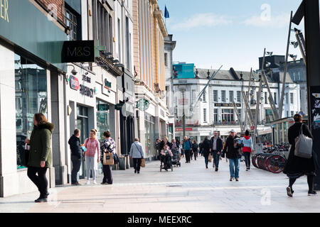 13 avril 2018, Cork, Irlande - les gens du shopping sur la rue Patrick, la rue principale de la ville pour les magasins, artistes de rue, des restaurants, et animation de la ville Banque D'Images