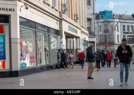 13 avril 2018, Cork, Irlande - les gens du shopping sur la rue Patrick, la rue principale de la ville pour les magasins, artistes de rue, des restaurants, et animation de la ville Banque D'Images