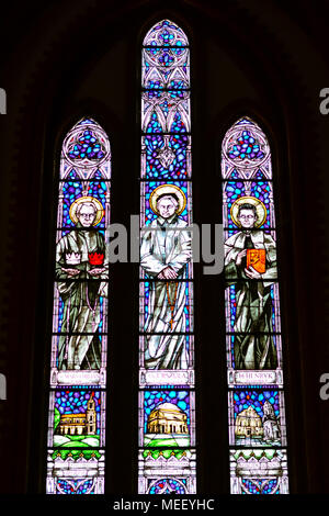 Bialystok, Pologne - 30 Avril 2012 : murales colorées avec des scènes religieuses dans la Basilique Cathédrale de l'Assomption de la Très Sainte Vierge Marie à Bialystok. Rel Banque D'Images