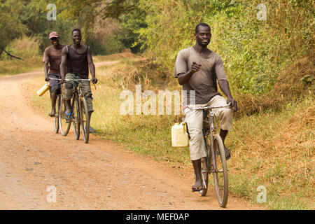 Les hommes équitation vélo au travail, de l'Ouganda Banque D'Images